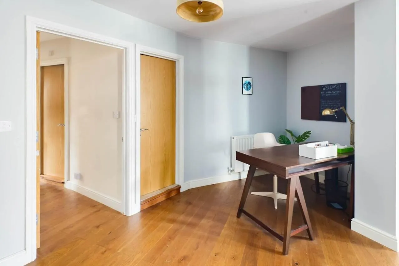 Beautiful & Vibrant 2Bd Home W Balcony - Hackney! 런던 펜션