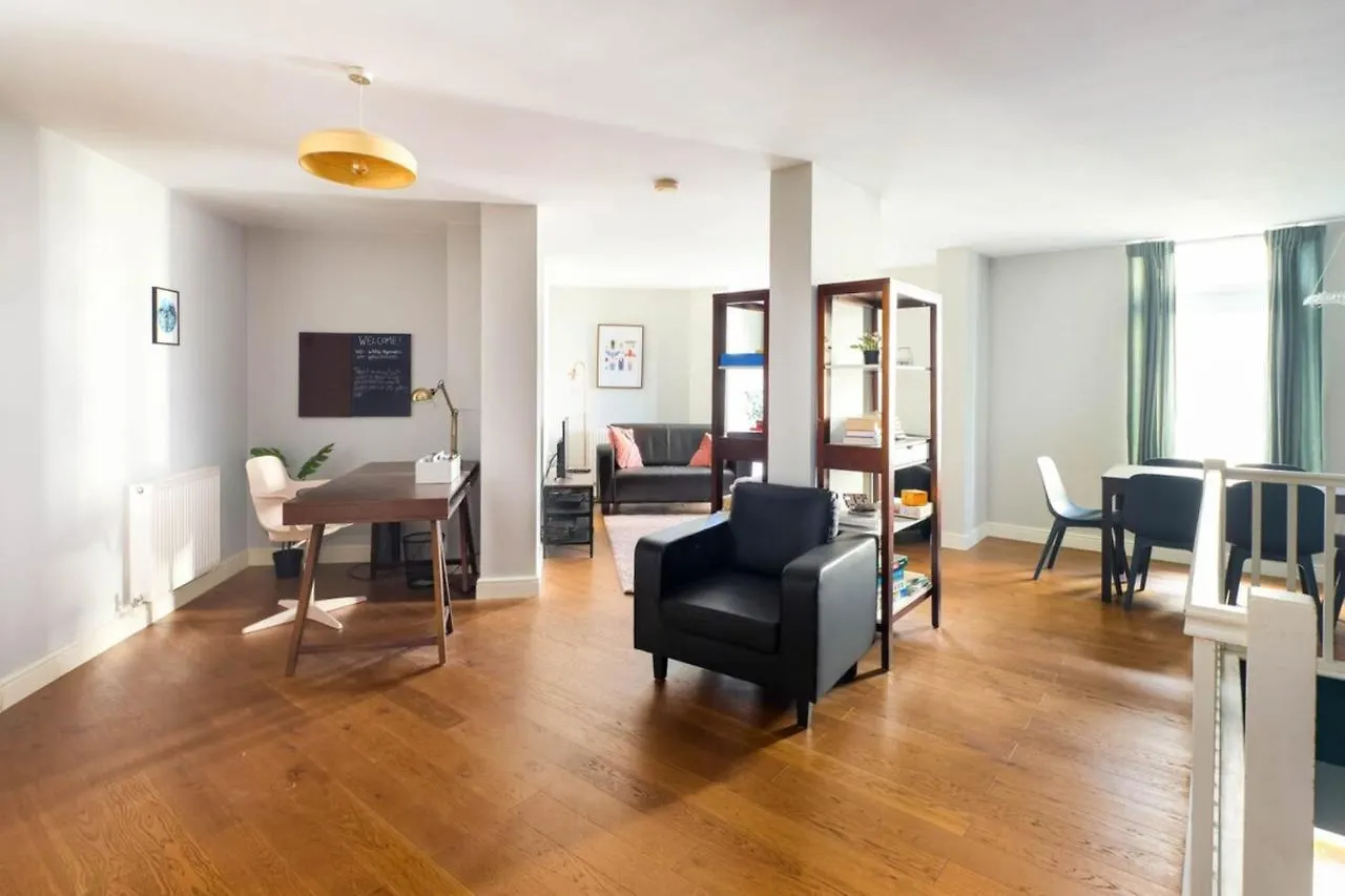 Beautiful & Vibrant 2Bd Home W Balcony - Hackney! 런던 0*,  영국