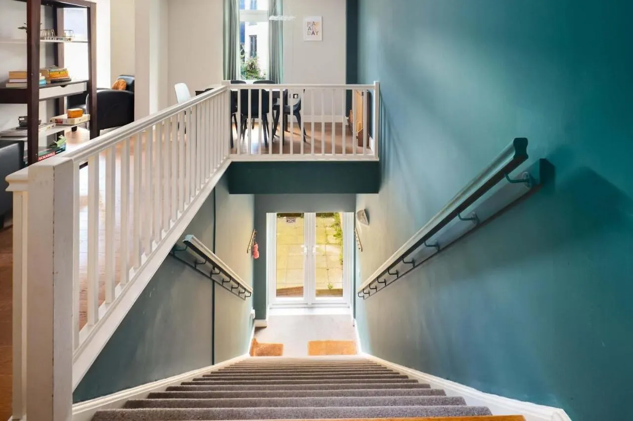 펜션 Beautiful & Vibrant 2Bd Home W Balcony - Hackney! 런던 영국