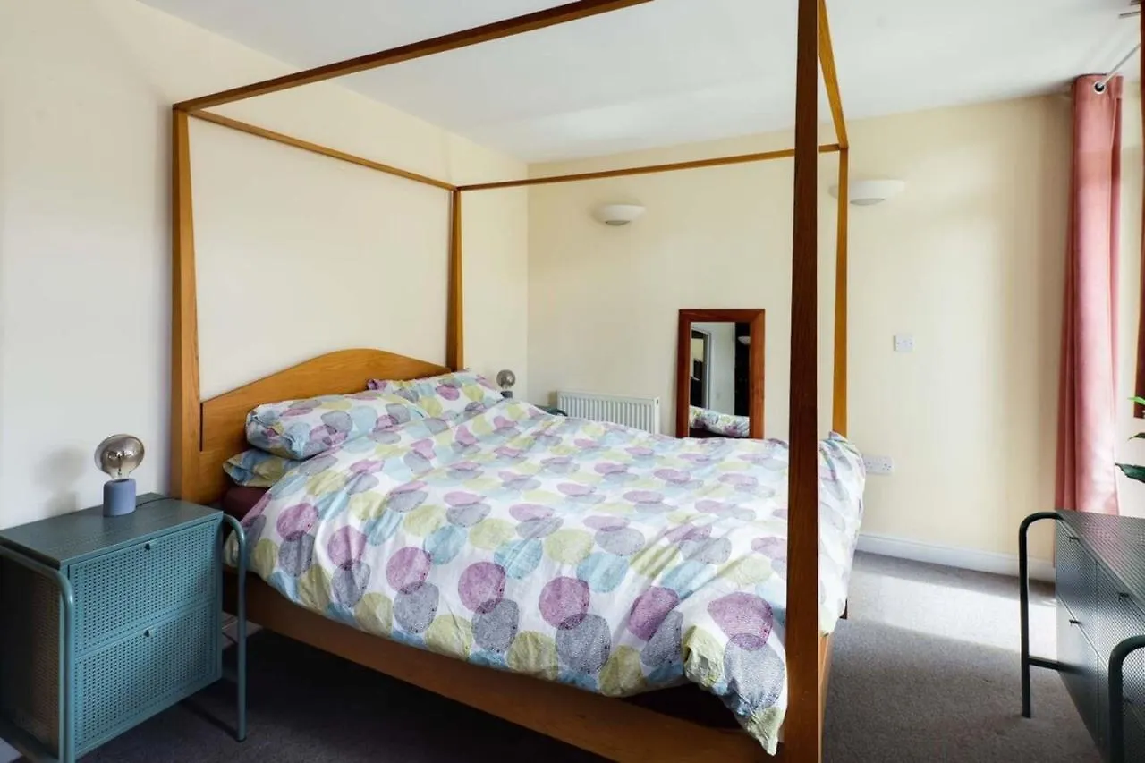 Beautiful & Vibrant 2Bd Home W Balcony - Hackney! London