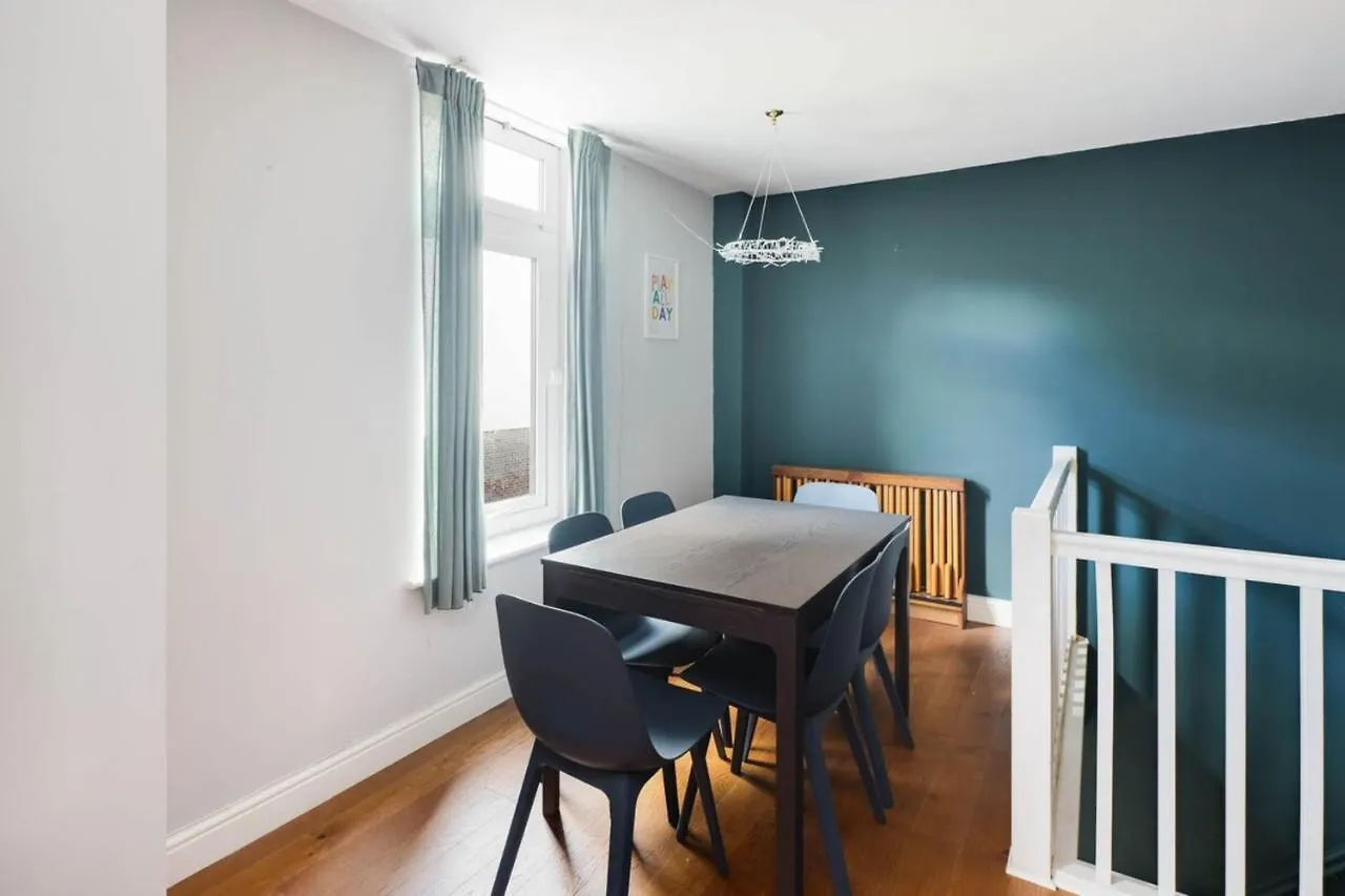 Holiday home Beautiful & Vibrant 2Bd Home W Balcony - Hackney! London
