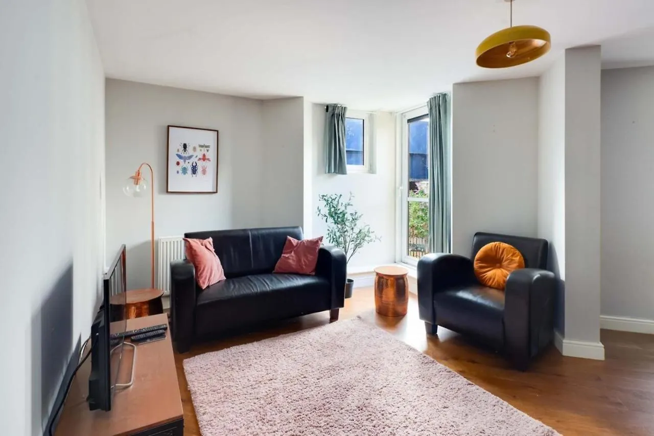 Beautiful & Vibrant 2Bd Home W Balcony - Hackney! London