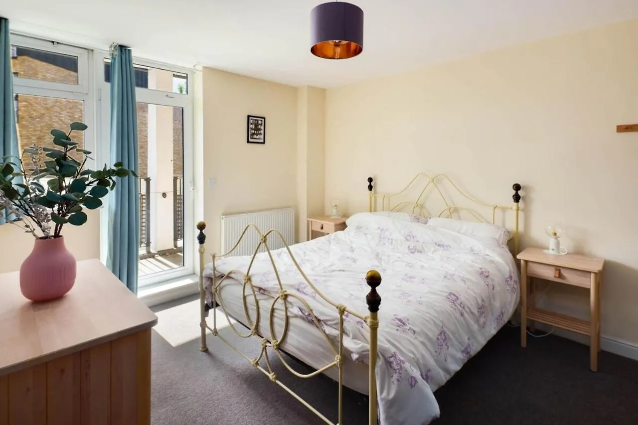 Beautiful & Vibrant 2Bd Home W Balcony - Hackney! London 0*,