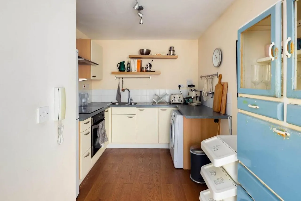 Beautiful & Vibrant 2Bd Home W Balcony - Hackney! London